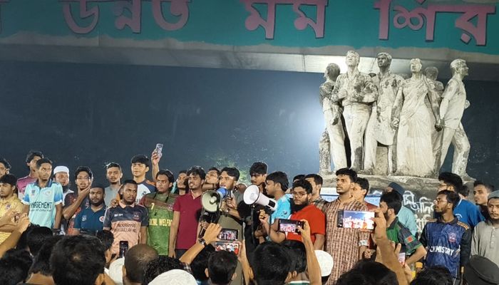 ঢাবিতে ইসকন নিষিদ্ধের দাবিতে বিক্ষোভ 