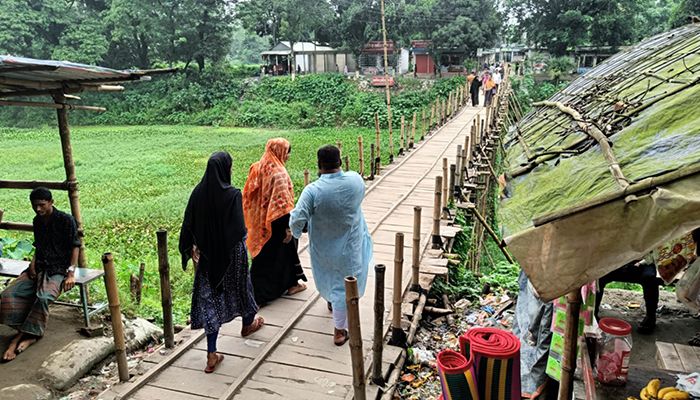 রোগীদের ওষুধ সংগ্রহের একমাত্র পথ ঝুঁকিপূর্ণ বাঁশের সাঁকো