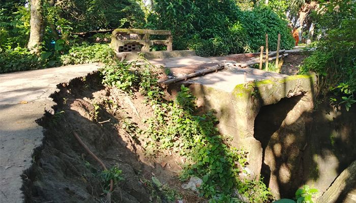 ‘মৃত্যুফাঁদেই’ ভরসা ছয় গ্রামের মানুষের