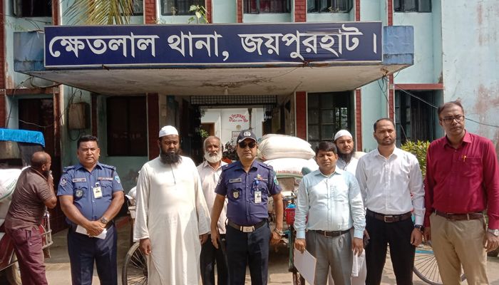 খাদ্যবান্ধব কর্মসূচির জব্দকৃত চাল এতিমখানায় বিতরণ