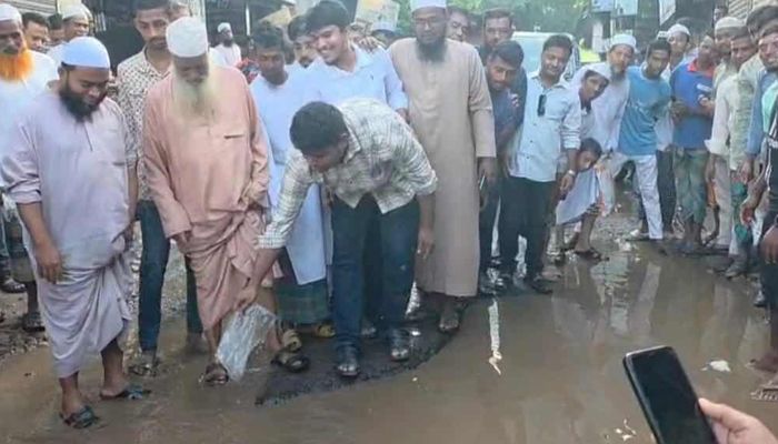 দেবিদ্বারে ভাঙা সড়কে মাছ ছেড়ে হাসনাত আবদুল্লাহর প্রতিবাদ