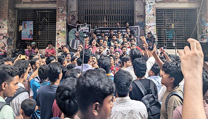 জোবায়েদের খুনিদের ফাঁসির দাবিতে আদালতে ছাত্রদলের বিক্ষোভ