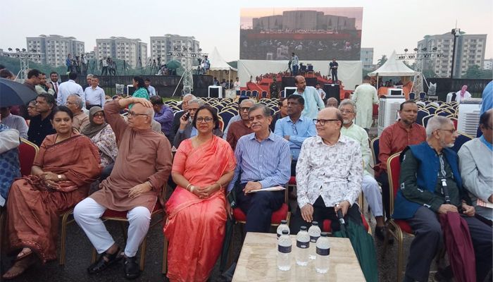 জুলাই জাতীয় সনদ স্বাক্ষর অনুষ্ঠানস্থলে পৌঁছেছেন কয়েকজন উপদেষ্টা 