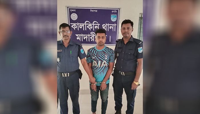 কালকিনিতে ছাত্রলীগ নেতা লিখন গ্রেপ্তার 