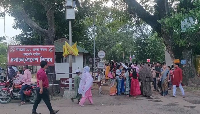 কাঁটাতারের বেড়া আটকাতে পারেনি দুই বাংলার মিলনমেলা