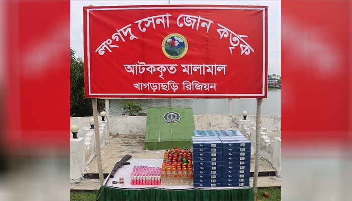 লংগদুতে সেনা অভিযানে অবৈধ ভারতীয় পণ্য ও অস্ত্র উদ্ধার
