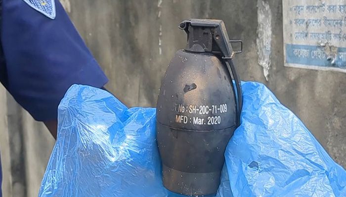 খাগড়াছড়ির সদর উপজেলার মধুপুর এলাকায় উদ্ধার হ্যান্ড গ্রেনেড। প্রবা ফটো