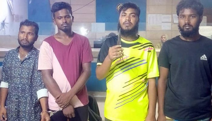 নারায়ণগঞ্জে দেশীয় অস্ত্রসহ কিশোর গ্যাংয়ের চার সদস্য গ্রেপ্তার 