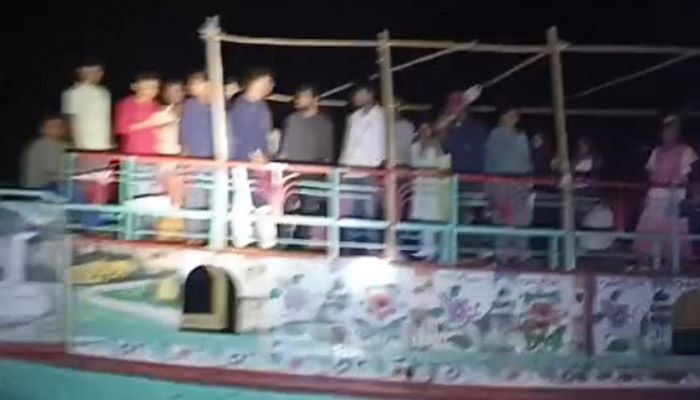 ৯৯৯-এ ফোন করে মধ্যরাতে হাওরে আটকে পড়া ৮০ শিক্ষার্থী উদ্ধার 