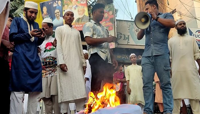 কিশোরগঞ্জে রাস্তায় অবস্থান নিয়ে আগুন জ্বালিয়ে হামলার তীব্র নিন্দা ও দায়ীদের দ্রুত বিচারের দাবি জানান জুলাই যোদ্ধারা। প্রবা ফটো