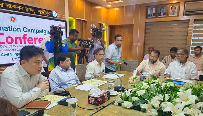 লক্ষ্মীপুরে টাইফয়েড টিকাদান ক্যাম্পেইন উপলক্ষে জেলা প্রশাসকের সম্মেলন কক্ষে সংবাদ সম্মেলন। প্রবা ফটো