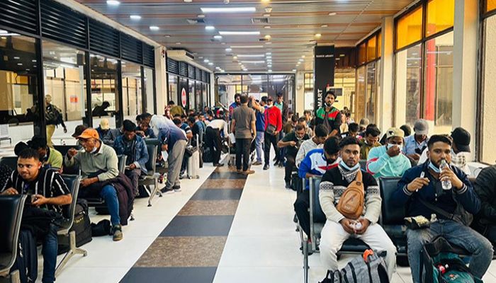 লিবিয়া থেকে দেশে ফিরলেন ১৭৪ বাংলাদেশি