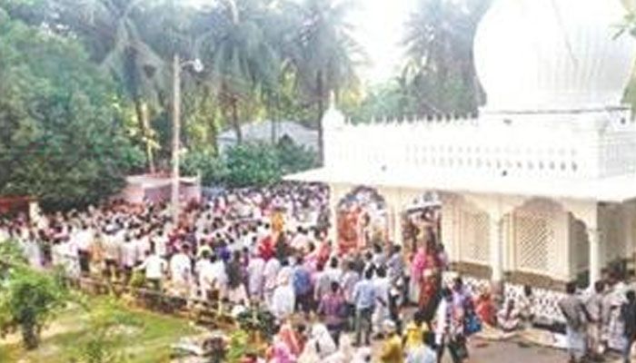 ছেঁউড়িয়ায় আছড়ে পড়েছে সহজ মানুষের ঢল 