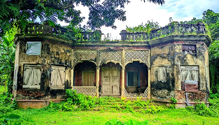 বিলীনের পথে ৩৫০ বছরের পুরনো জমিদারবাড়ি