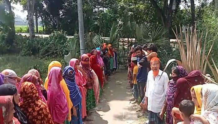 চাঁদার জন্য রাস্তা বন্ধ করল বিএনপি নেতা, অবরুদ্ধ শতাধিক পরিবার