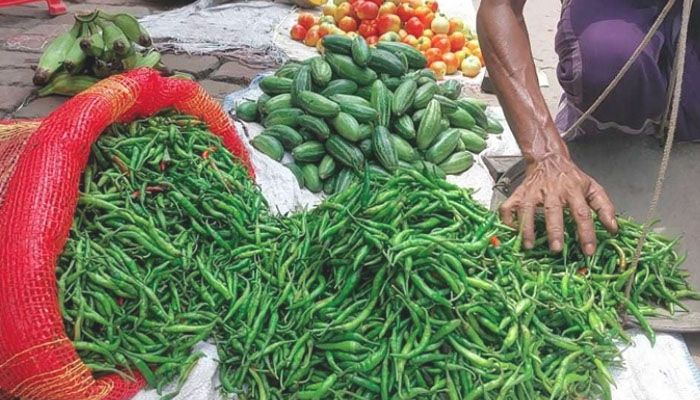 চোখ-নাকের পানি একাকার কাঁচা লংকার দামের ঝালে