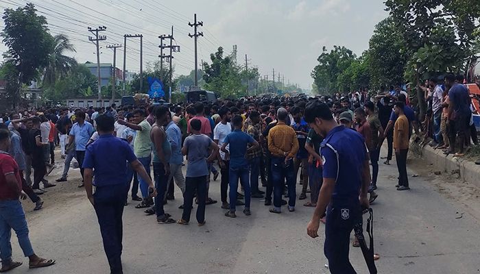ভালুকায় ১০ দফা দাবিতে শ্রমিকদের মহাসড়ক অবরোধ 