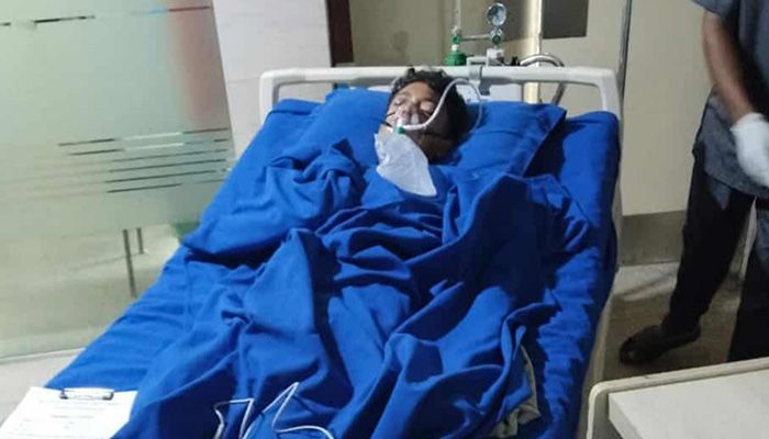 খুলনা সিটি মেডিকেল কলেজ হাসপাতালের আইসিইউতে মৃত্যুর সঙ্গে লড়ছেন অভ্র। প্রবা ফটো