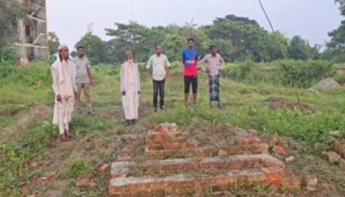 রাতের আঁধারে পীরের মাজার ভাঙচুর-লুটপাট, লাশ তুলে নেয়ার চেষ্টা