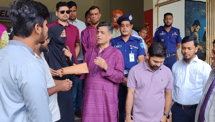 বিভাগ বাস্তবায়নের দাবিতে প্রধান উপদেষ্টাকে স্মারকলিপি দিলেন নোয়াখালীবাসী