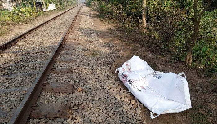 চলন্ত ট্রেন থেকে পড়ে যুবকের মৃত্যু