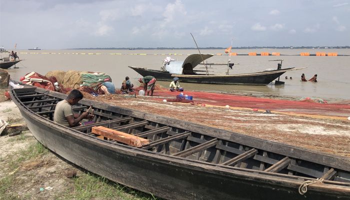 রাজবাড়ীর গোয়ালন্দ উপজেলার দৌলতদিয়ার ৭ নম্বর ফেরিঘাট এলাকা থেকে সোমবার ছবিটি তোলা। প্রবা ফটো
