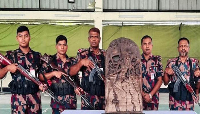 রাজশাহীর বাঘা সীমান্ত থেকে উদ্ধার কষ্টিপাথরের দুর্লভ মূর্তি। প্রবা ফটো 