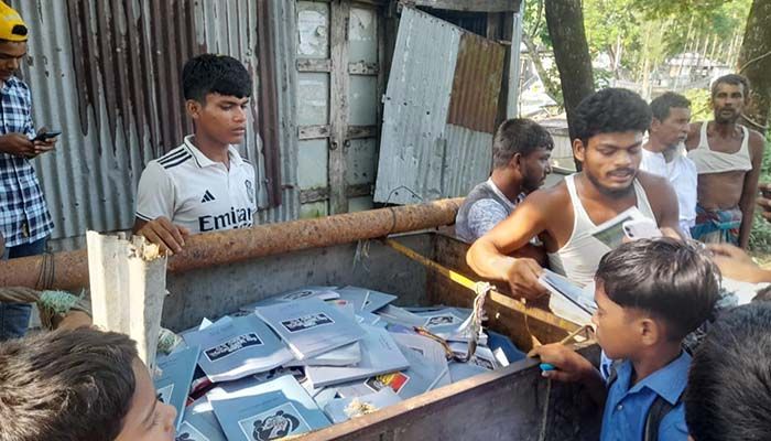 রামগতিতে সরকারি বই বিক্রি, আটক ১