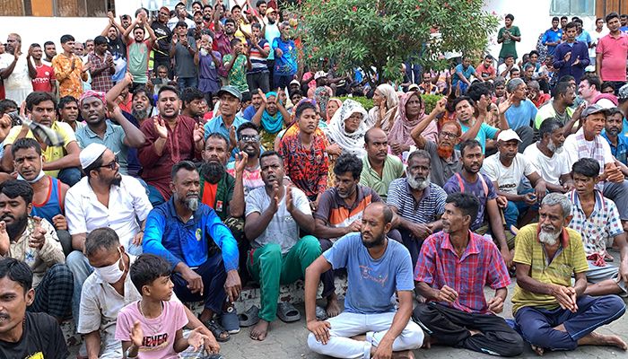 মজুরি বাড়ানোর দাবিতে কর্ম বিরতি দিয়ে রাসিক শ্রমিকদের বিক্ষোভ