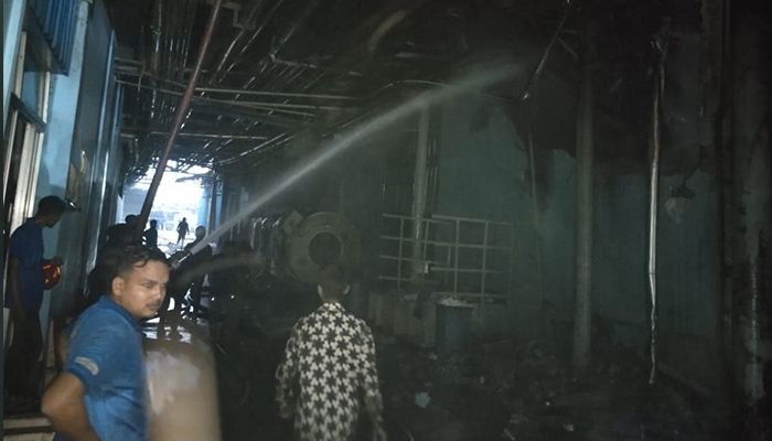রূপগঞ্জে তেলের কারখানায় আগুন, দুই ঘণ্টা পর নিয়ন্ত্রণ