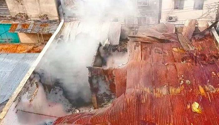 বিষাক্ত ধোঁয়া ও গন্ধে এলাকায় স্বাস্থ্যঝুঁকি