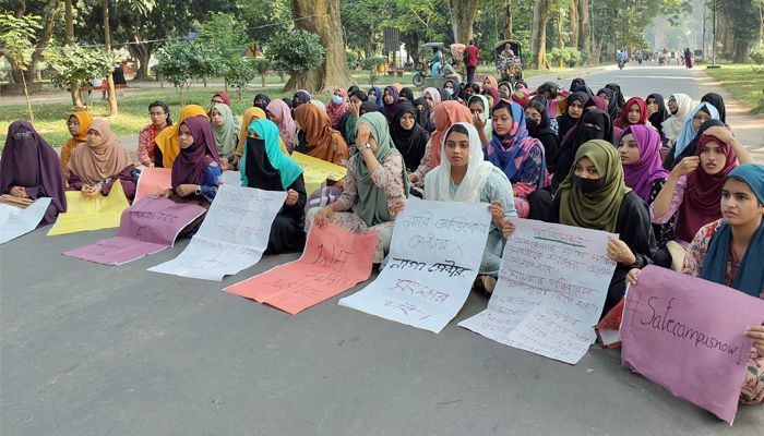 রাবি শিক্ষার্থীর মৃত্যুর সুষ্ঠু বিচার দাবিতে উপাচার্যের বাসভবন ঘেরাও করে বিক্ষোভ