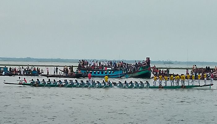 নৌকাবাইচ দেখতে তিতাস নদীর পাড়ে লাখো মানুষের ঢল