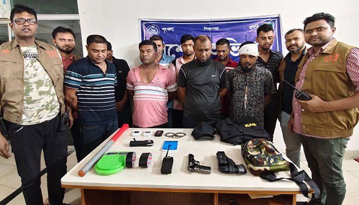 পোশাক কারখানায় ডাকাতি, লুটের টাকাসহ ৯ ডাকাত গ্রেপ্তার