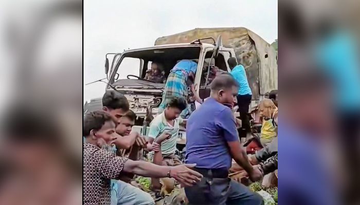 বগুড়ায় সেনাবাহিনীর ট্রাক দুর্ঘটনায় আহত ১৩