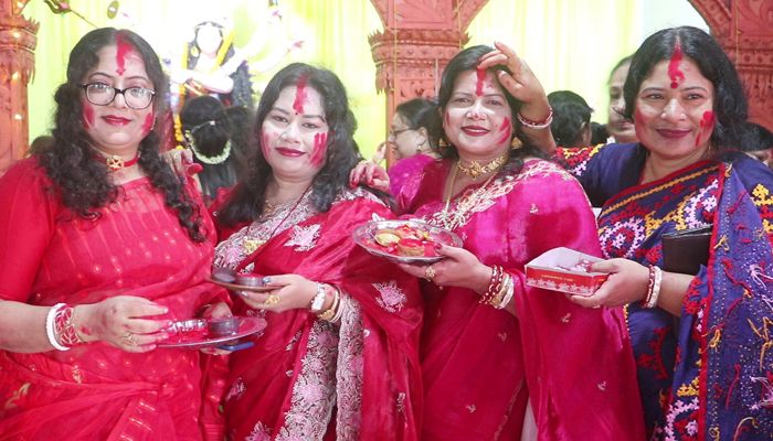 একদিকে বিদায়ের সুর,অন্যদিকে সিঁদুর খেলায় মাতলেন নারীরা