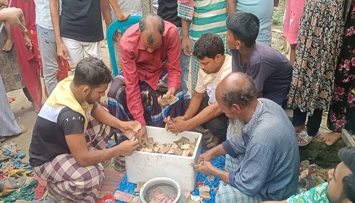 সিরাজগঞ্জে ভিক্ষুকের ঘরে মিলল দুই বস্তা টাকা