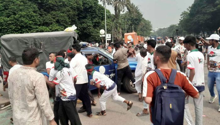 ‘জুলাই যোদ্ধা’ ও পুলিশের মধ্যে ধাওয়া-পাল্টাধাওয়া