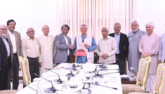 বড় দলগুলোর টানাপড়েনে সংকট সৃষ্টি, ব্যাপক চাপ, চিড়েচ্যাপ্টা সরকার