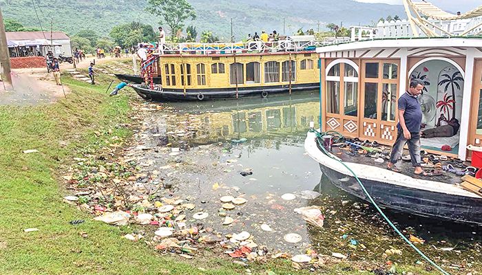 প্লাস্টিকের ছোবলে টাঙ্গুয়ার হাওর