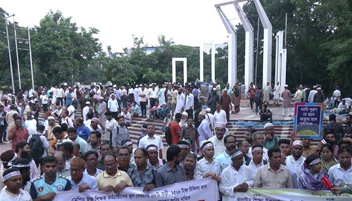 নবম দিনের মতো কেন্দ্রীয় শহীদ মিনারে এমপিওভুক্ত শিক্ষক-কর্মচারীরা