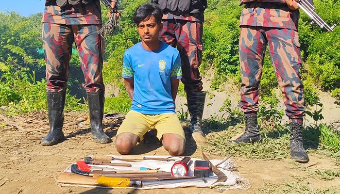 টেকনাফে অস্ত্রসহ মানবপাচারকারী আটক, ৬ বন্দি উদ্ধার