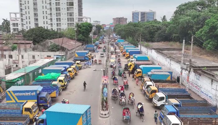 অবাধ দখলে হাঁটার পথ নেই তেজগাঁও শিল্পাঞ্চলে