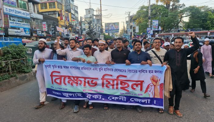 ফেনীর জুলাই স্মৃতিস্তম্ভে আগুন লাগানোর প্রতিবাদে বিক্ষোভ মিছিল