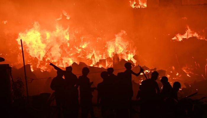 ৩ ঘণ্টার বেশি সময় ধরে জ্বলছে কড়াইল বস্তি