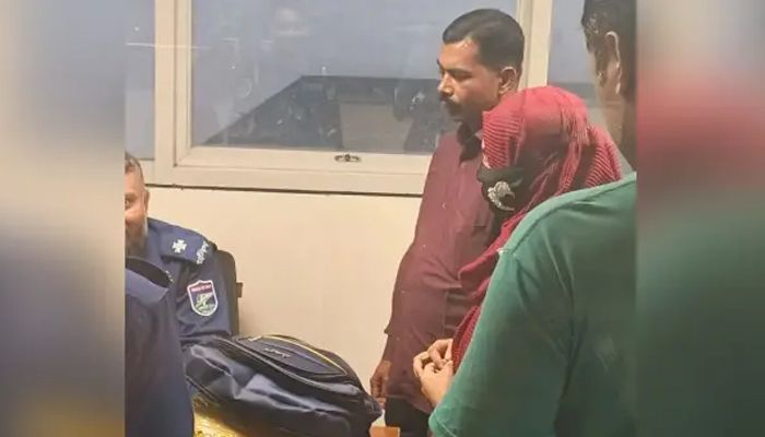 আটক মাহাবুবুর হাওলাদার ও তার মেয়ে সুমি। ছবি: সংগৃহীত