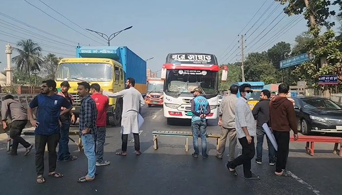 জাবি শিক্ষার্থীদের মহাসড়ক অবরোধ, যান চলাচল বন্ধ