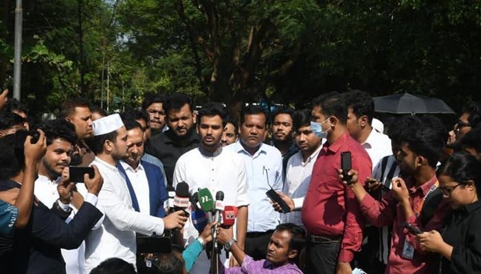 রায়েরবাজার শহীদ বুদ্ধিজীবী স্মৃতিসৌধ সংলগ্ন কবরস্থানে জুলাই গণঅভ্যুত্থানে শহীদদের গণকবর জিয়ারত শেষে প্রেস ব্রিফিং করেন উপদেষ্টা আসিফ মাহমুদ সজীব ভূঁইয়া। ছবি: সংগৃহীত