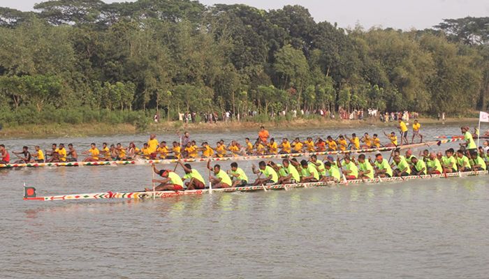 নওয়াপাড়ায় ভৈরব নদে নৌকাবাইচ