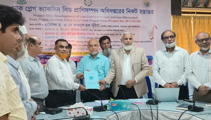বাকৃবি উদ্ভাবিত ডাক প্লেগ ভ্যাকসিনের সিড হস্তান্তর